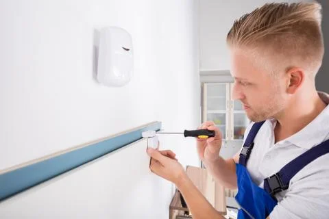 Man Installing Security System Door Sensor Foto stock
