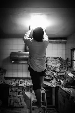 Man installs a ceiling light after the ceiling has been painted, Renovating Stock Photos