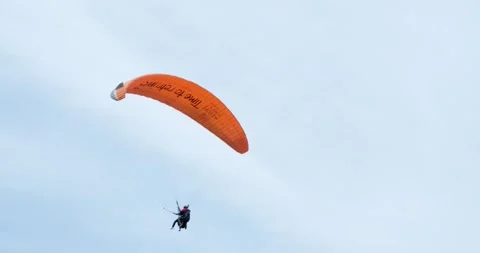 Man with instructor paragliding in the sky. 库存影片 156415180