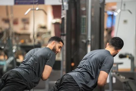 Man intensely working out on back extension equipment. Foto stock