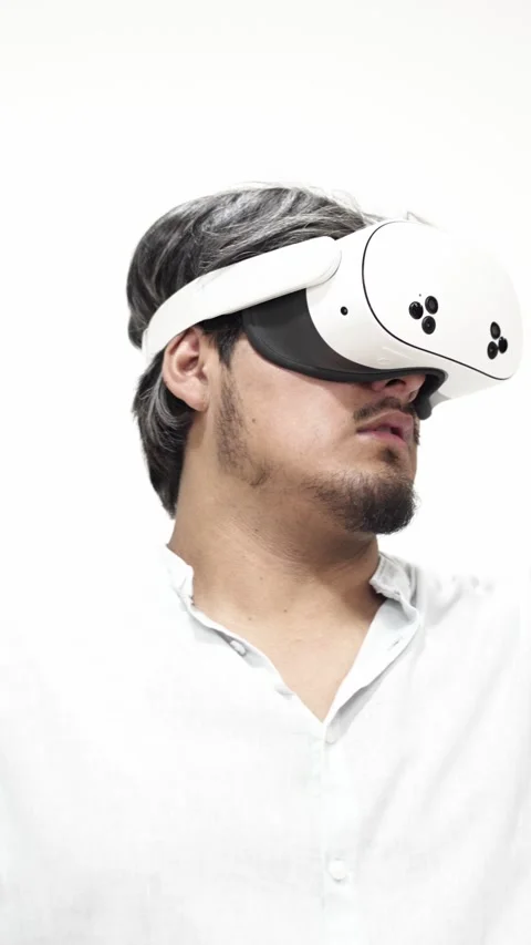 Man interacting with virtual reality headset 库存影片 309773141