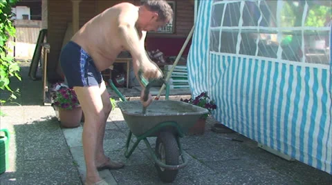 Man interferes with concrete on the plot Vídeos de archivo 25596640