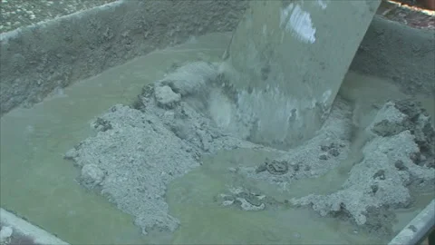 Man interferes with concrete on the plot shovel Vídeos de archivo 158528051