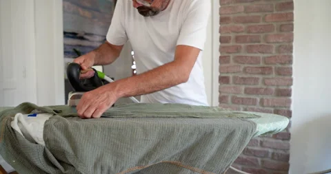 Man Ironing Shirt: 库存影片 344310040