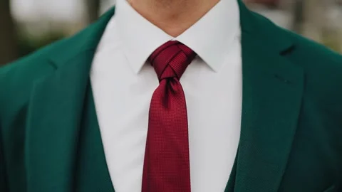 A man in a jacket and tie stands close to the camera Vídeo Stock 336272920