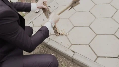 A man in a jacket chopping a log 스톡 동영상 328315260