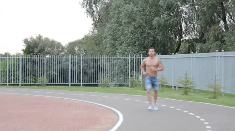 Man jogging in on dirt track Vidéo 64378641