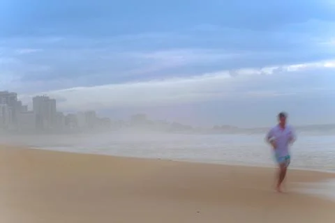 Man jogging to empty and rainy day. 库存照片