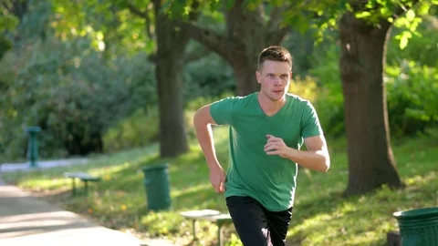 Man jogging in park Video stock 82062068