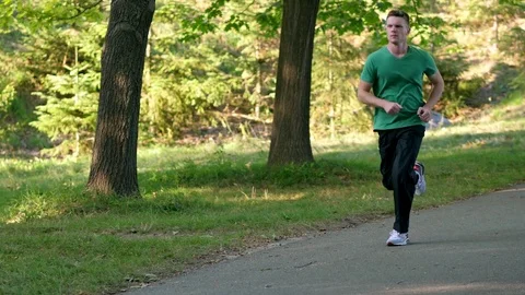 Man jogging in park Video stock 82062079