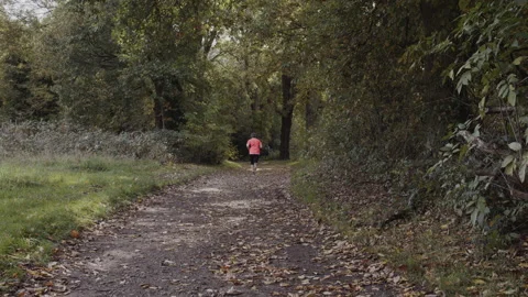Man jogging in park on a path 動画素材 142277057