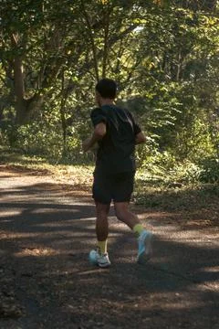 Man Jogging on a Path Outdoors Stock-Fotos