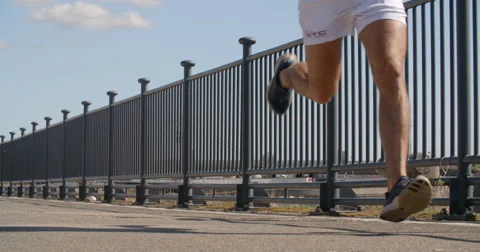 Man Jogging on a sunny day. Vídeo Stock 68117322