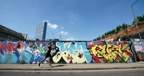 Man Jogging through City. Vídeos de archivo 67129545