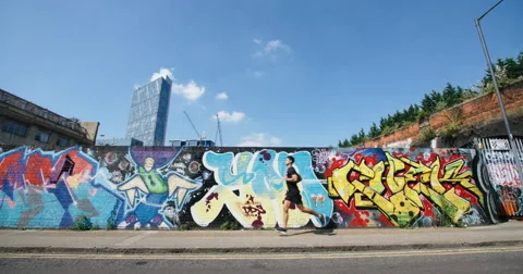 Man Jogging through City Scape. Vídeo Stock 67126290