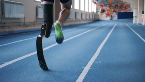 A man jogging on a track with prosthetic leg, close up. 스톡 동영상 100832070