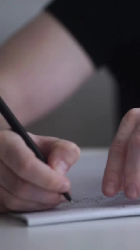 Man journaling thoughts into notebook Vidéo 304091124