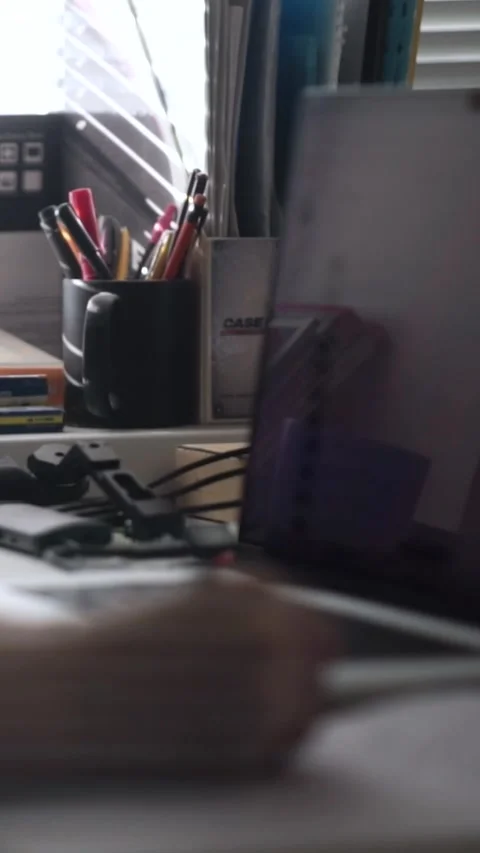 Man journaling thoughts into notebook Vidéo 304091132