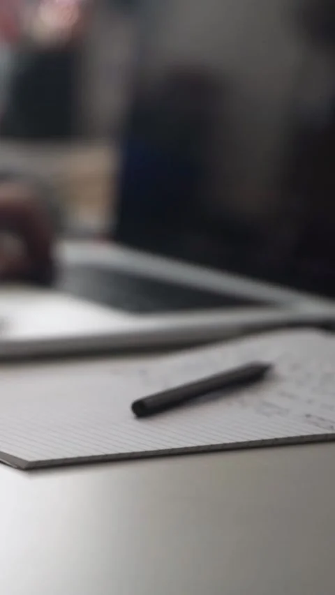 Man journaling thoughts into notebook Vídeos de archivo 304091281