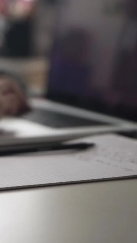 Man journaling thoughts into notebook Vídeo Stock 304091483