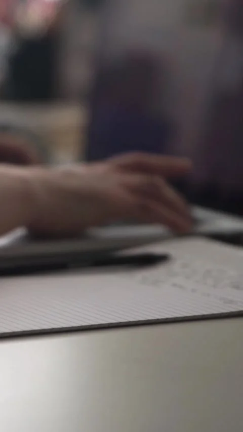 Man journaling thoughts into notebook Vidéo 304091551