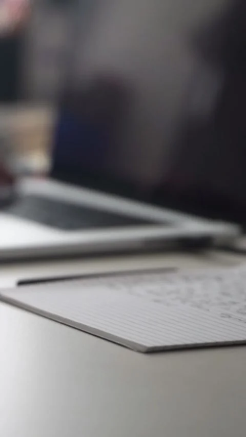 Man journaling thoughts into notebook Vídeos de archivo 304091568