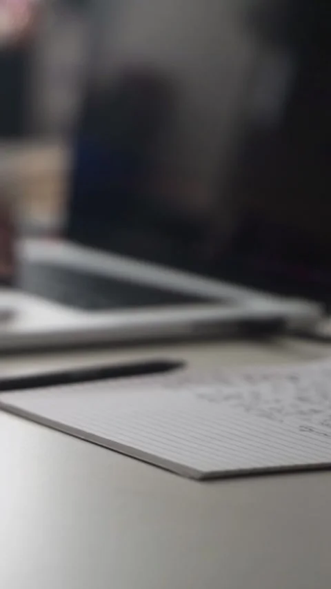 Man journaling thoughts into notebook Vidéo 304091782