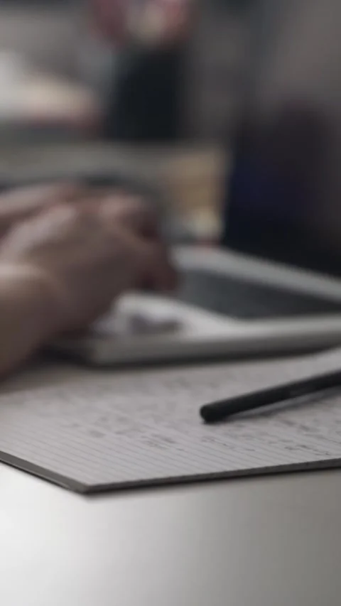 Man journaling thoughts into notebook Stockbeeldmateriaal 304091799