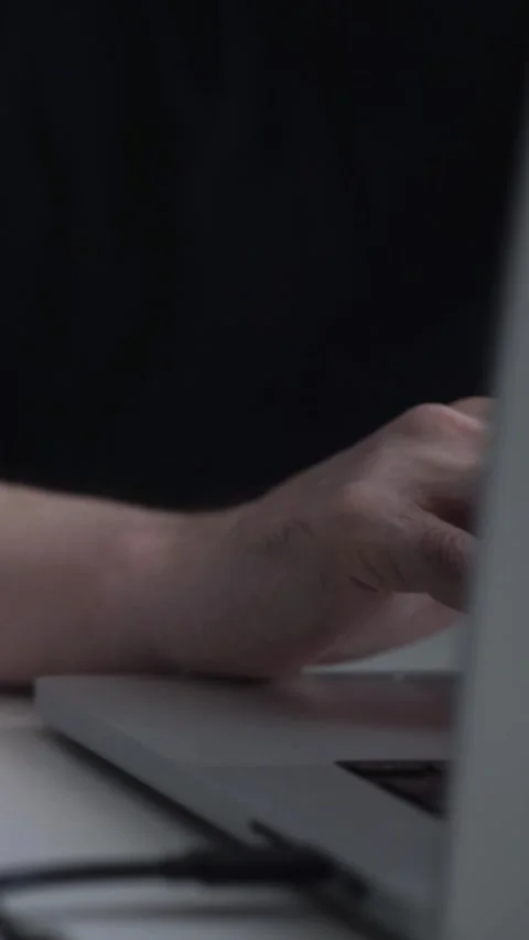 Man journaling thoughts into notebook Vidéo 304092119