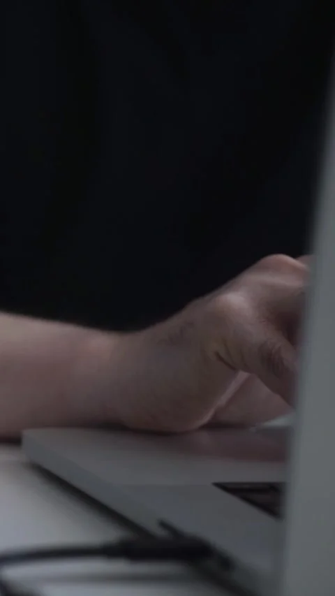 Man journaling thoughts into notebook Vídeo Stock 304092307