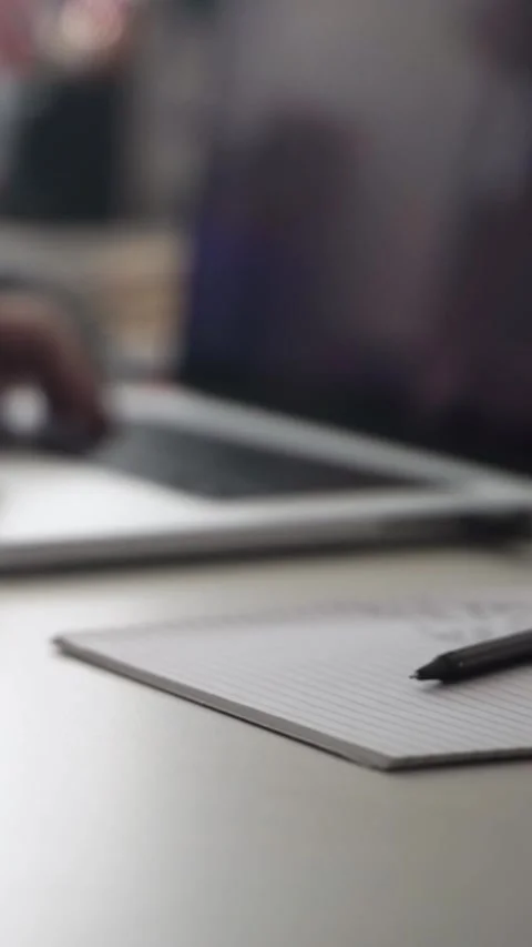 Man journaling thoughts into notebook Vidéo 304093614