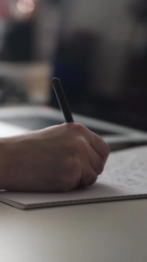 Man journaling thoughts into notebook Vidéo 304094164