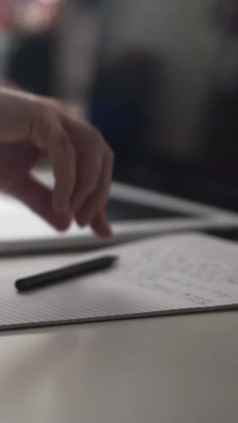 Man journaling thoughts into notebook Vídeo Stock 304095504