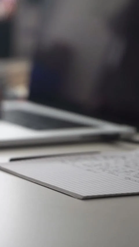 Man journaling thoughts into notebook Vidéo 304096425