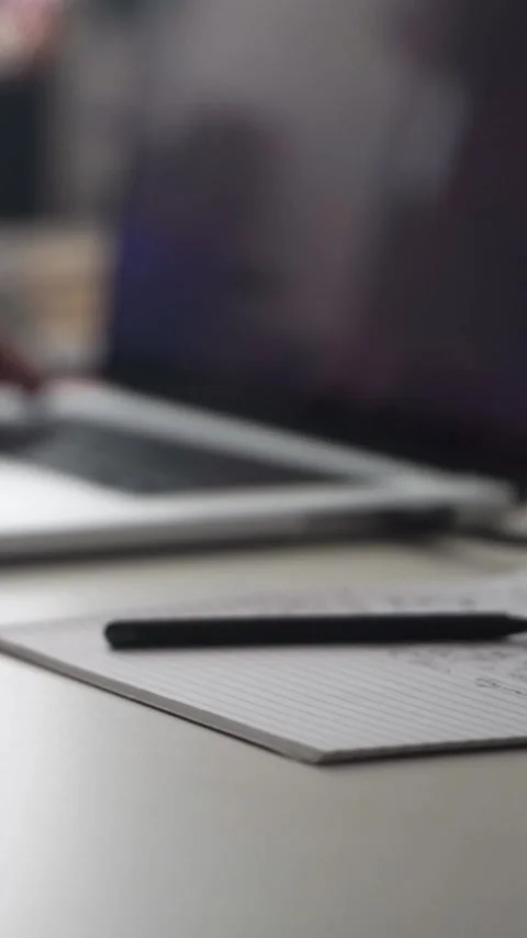 Man journaling thoughts into notebook Vidéo 304096462