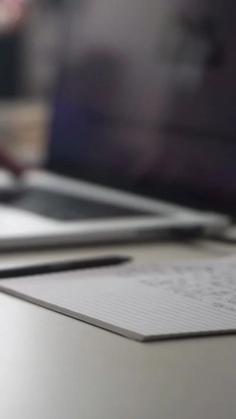 Man journaling thoughts into notebook Vídeos de archivo 304113093