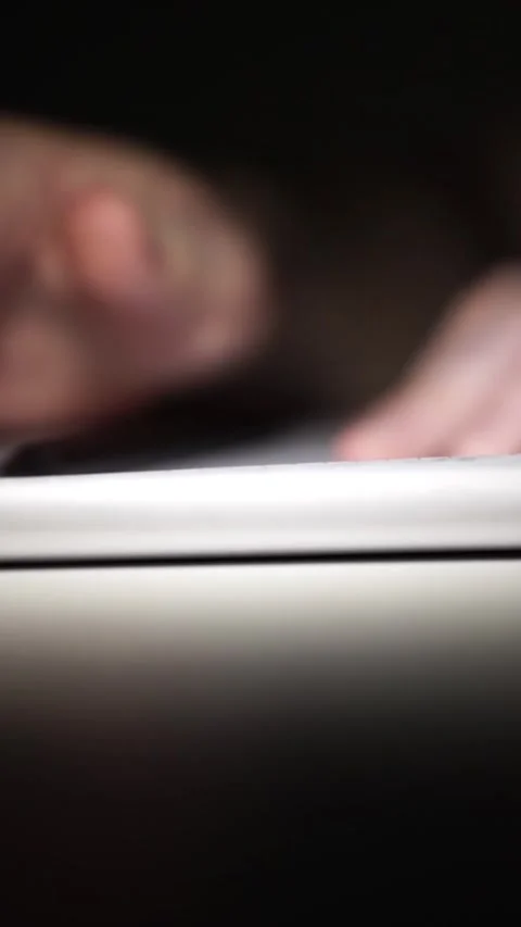 Man journaling thoughts into notebook Vídeo Stock 304115547