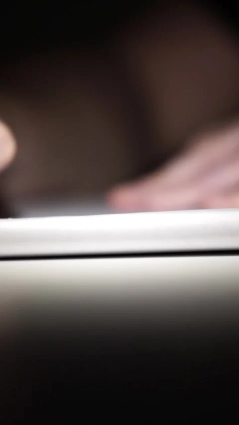 Man journaling thoughts into notebook Vídeo Stock 304115555