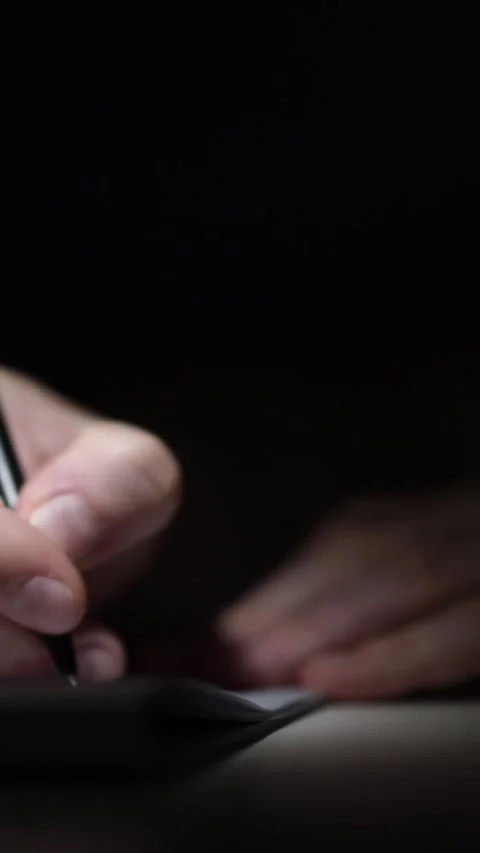 Man journaling thoughts into notebook Vídeos de archivo 304115928