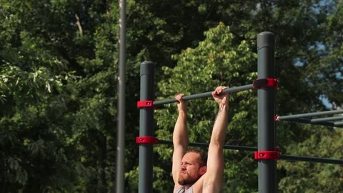 Man jump up and do a backflip on the horizontal bar Video stock 140137554