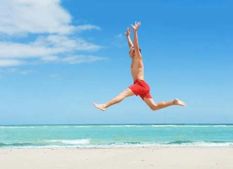 Man jumping on the beach Stockfoto's