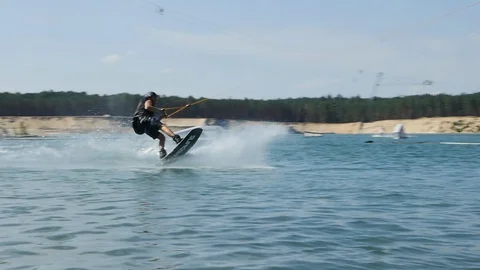A Man Jumping His Wakeboard flew in the air At A Cable Park, Slow Motion. tricks Vidéo 97040012