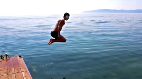 Man jumping into Lake Baikal 库存影片 54581852