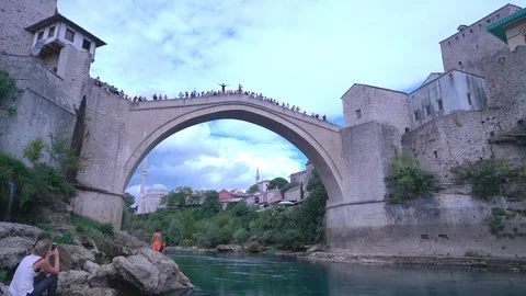 Man jumping from Mostar Stari Most Bridge in Bosnia 库存影片 92932129