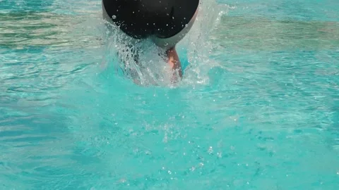 Man jumping in pool Video stock 141804296