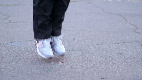 Man jumping rope in the park Video stock 82062505