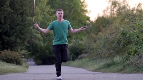 Man jumping rope in the park Video stock 82063292