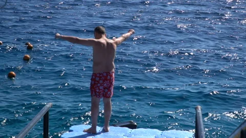 Man jumping into the see. 120fps 스톡 동영상 89922736
