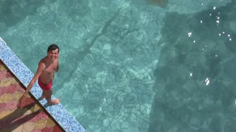 Man jumping in water pool Video stock 10819728