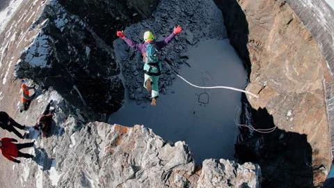 A man jumps off a cliff. Rope jumping. Video stock 87911250
